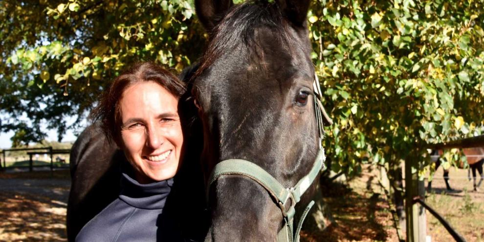 Reiterin aus Leidenschaft und Anwältin für Pferderecht: Christine Cramm-Behrens gibt im Interview mit der LAND &amp; FORST Auskunft zu dem Thema „Pferd aus dem Ausland kaufen“.