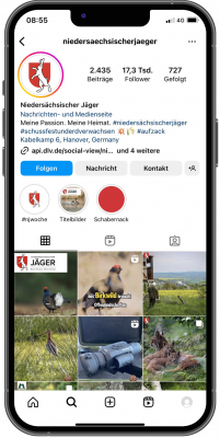 Abbildung: Ein Smartphone mit Inhalten des Instagram-Kanals