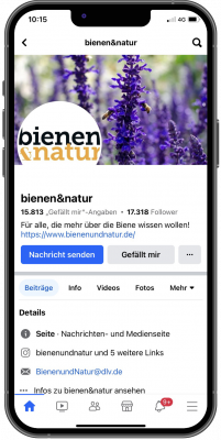 Abbildung: Ein Smartphone mit Inhalten des Facebook-Kanals
