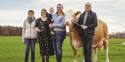 Familie Götz: Züchter des Jahres 2023 mit Fleckviehkuh