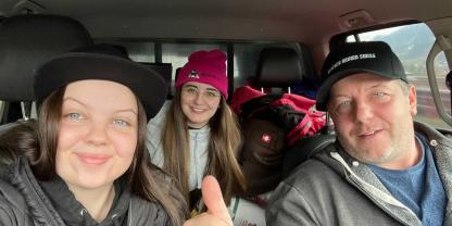 Stefan Klocker bei der mit seinen Töchtern Angelina (l.) und Vanessa bei der Fahrt von Tirol nach St. Gallen. In diesem Jahr ist Klocker bereits zum zehnten Mal an der IGBS-Schau mit Kühen dabei.