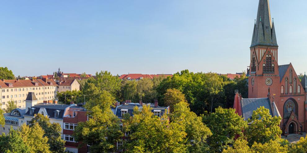 Luftaufnahme auf den Stadtteil Berlin Wilmersdorf / Wilhelmsaue und die Auenkirche. 