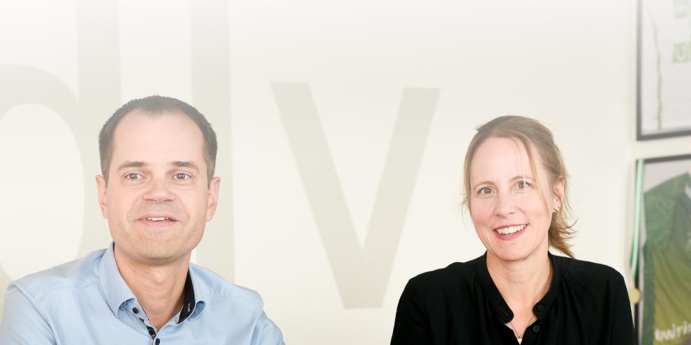 Drei Kollegen treffen sich im dlv-Besprechungszimmer und tauschen sich aus.