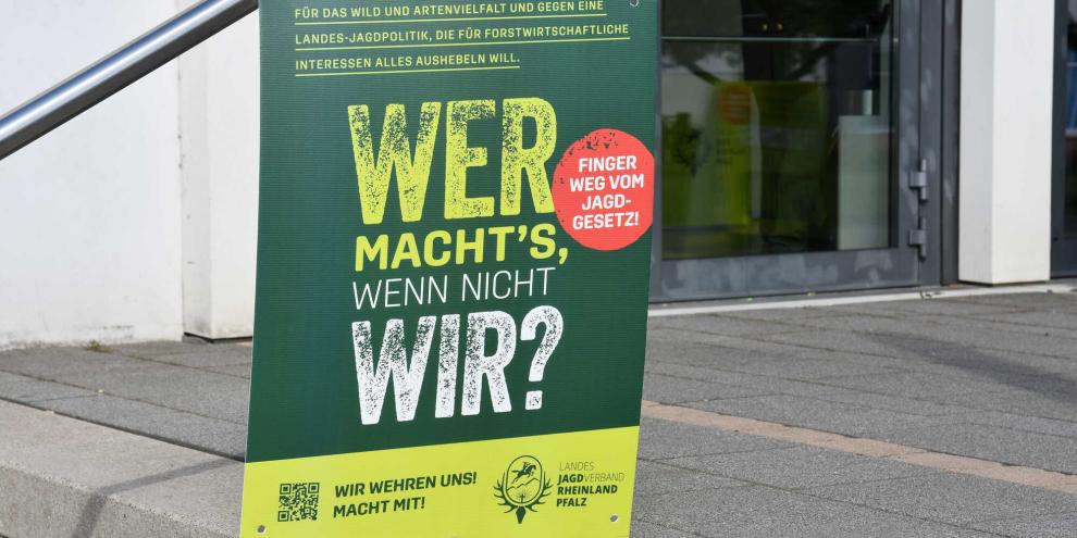 Protestplakat der Jägerschaft in Rheinland-Pfalz. Das Ministerium hat sich zu ein paar Punkten der Jagdgesetznovelle geäußert.