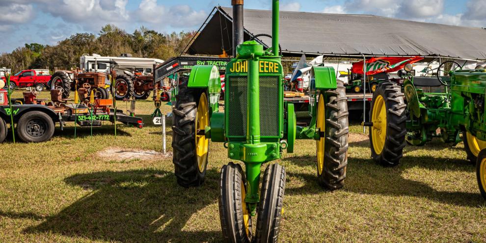 Traktoren von John Deere wurden erst später erfolgreich: Ein altes Werbeschild macht Reklame für eine der ersten Maschinen von John Deere und erzielt einen Rekordpreis. (SYMBOLFOTO)