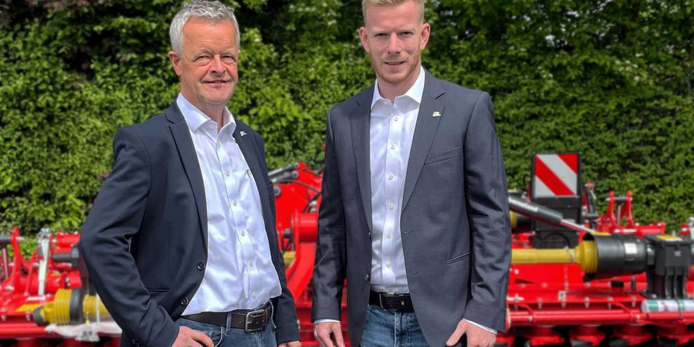 Dr. Bernd Nissen (links) übergibt an Christopher Clarysse