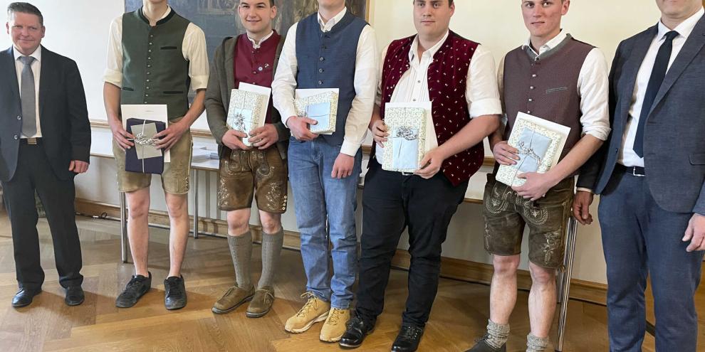 V.li.n.re.: Prüfungsvorsitzender Thomas Jais, die Prüfungsbesten Jakob Sedlmeier, Johannes Listl, Johannes Straßmaier, Johannes Kirschbaum und Fabian Lebacher sowie Obermeister Markus Mayer.