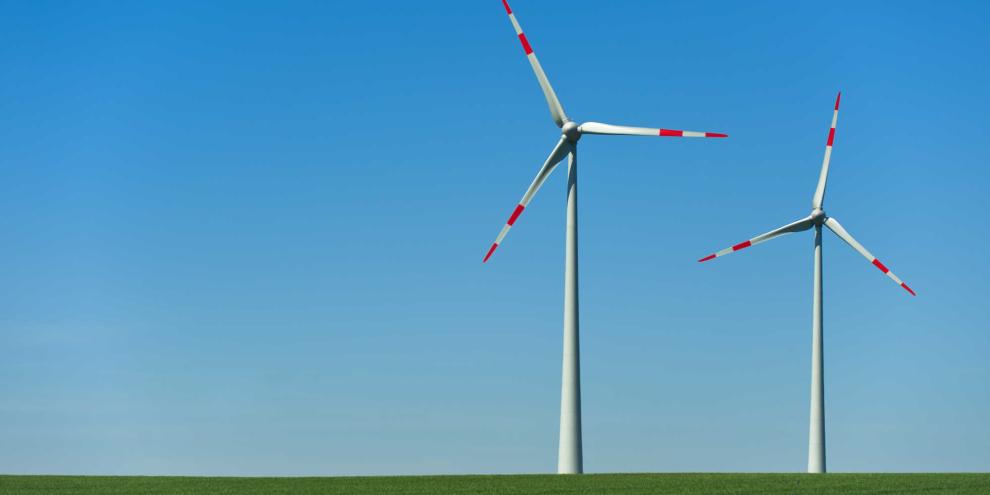Windräder auf einem Feld (Symbolbild).