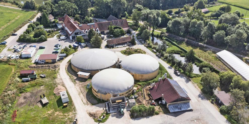 Der Maierhof vereint einen klassischen Landwirtschaftsbetrieb inklusive Biogasanlage mit dem Firmensitz eines weltweit tätigen Unternehmens. Im Container unterhalb des Parkplatzes testet Heinrich Gärtner derzeit die Produktion von Wasserstoff.