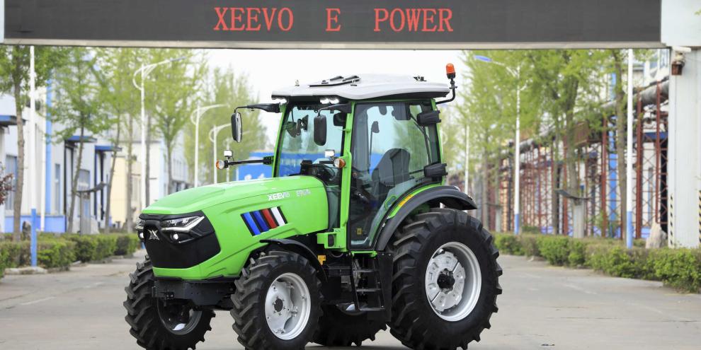 Der Xeevo E 904i vor dem Werkstor in China.