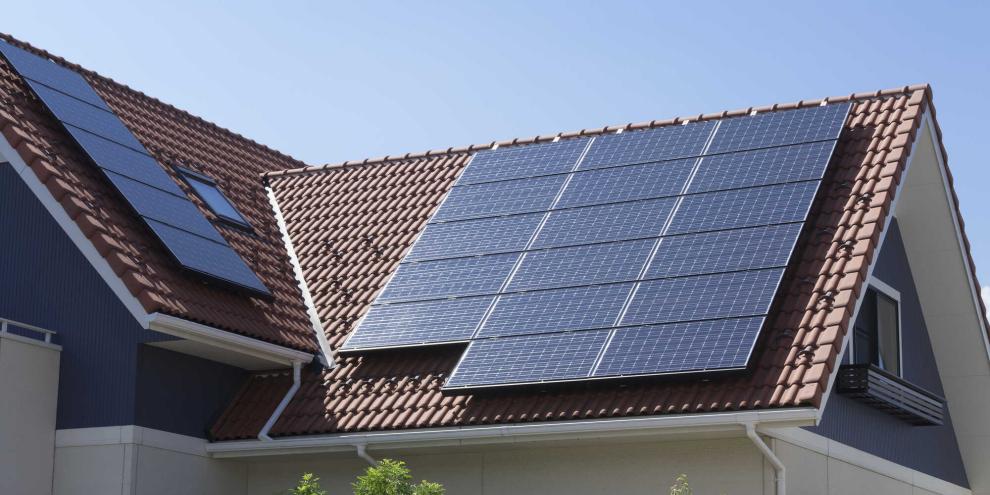 Dach-PV-Anlagen sind über einen Wechselrichter mit dem Stromnetz verbunden. Ist die Netzspannung zu hoch, schalten viele Wechselrichter die Solaranlage zum Schutz ab.
