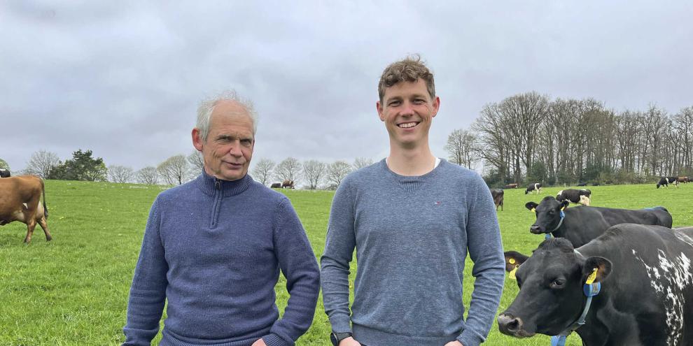 Thomas Apelt (links) wird auf seinem Betrieb von Sohn Steffen unterstützt. Sie halten im Sauerland knapp 100 Milchkühe im Low-Cost-System auf der Weide.
