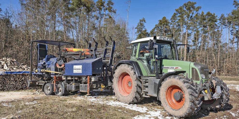 Der mobile Sägespalter ist innerhalb von zehn Minuten einsatzbereit, er hat Kran und Zuführtisch direkt mit dabei.