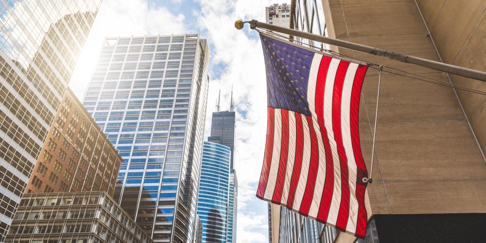 Eine USA Flagge hängt in Chicago