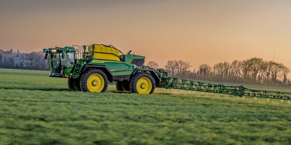 Der Selbstfahrer 500 R hat eine neue Gestängeführung für die 30 oder 36 m breiten Gestänge bekommen.