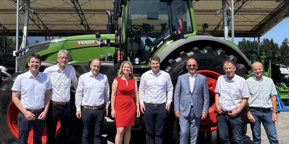 Für den Fendt-Vertrieb auf dem Balkan gut aufgestellt: (v.l.) Stefan Schröder (Geschäftsführung Schröder Gruppe), Bernd Schröder (Geschäftsführung Schröder Gruppe), Carsten Schröder (Geschäftsführung Schröder Gruppe), Ajda Brazda Mlakar (Geschäftsführerin Inter Agrar), Dennis Schröder (Geschäftsführung Schröder Gruppe), Aleš Jenčič (Geschäftsführer Interexport), Heinrich Hermann Schröder (Geschäftsführung Schröder Gruppe), Borut Ogrin (stellvertretender Geschäftsführer Interexport)