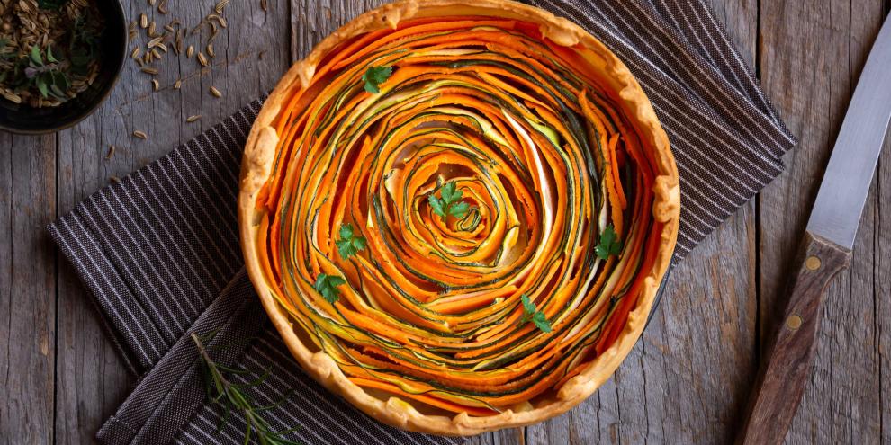 Farbenfrohe Zucchini-Karotten-Quiche auf Blätterteig – außen knusprig, innen cremig und aromatisch.