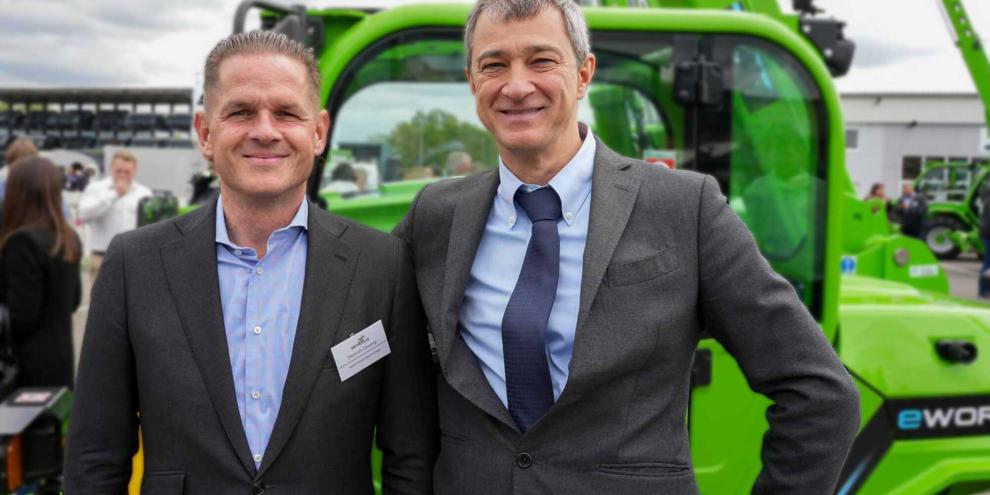 Henrich Clewing (li., Geschäftsführer der Merlo Deutschland GmbH) und Paolo Merlo (CEO der Merlo Gruppe)