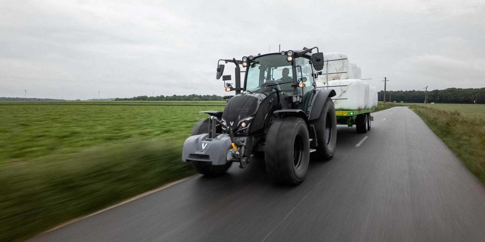 Valtra verspricht eine bessere Sicht dank 70 Prozent größerer Spiegel – sowohl auf der Straße als auch auf dem Acker.