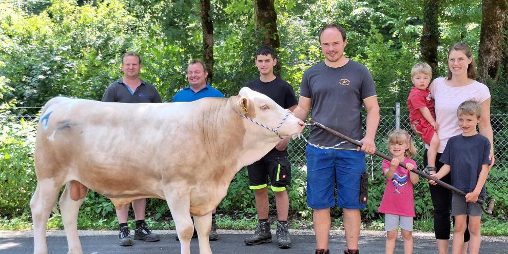 Gruppenbild mit Magister PP: (v. l.) Benjamin Köhnlein von RiVerGen, Züchter Christian Niederbuchner, Auszubildender Johannes Grabner sowie Martina und Seppi Niederbuchner mit Kindern Jakob (stehend), Theresa und Benedikt.