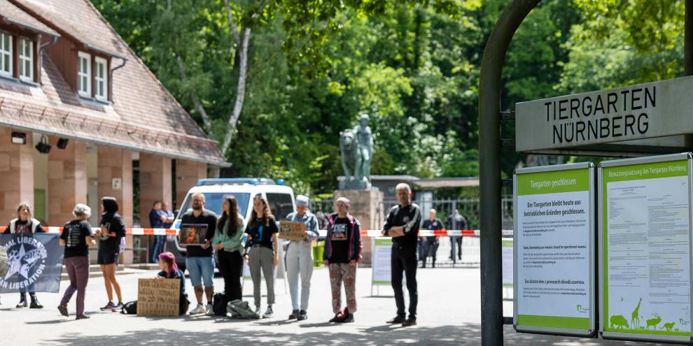 Tierrechtler hatten vor dem Tiergarten Nürnberg gegen den Abschuss protestiert.