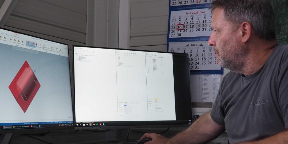 Frank Henneberger sinniert über die Zeichnung eines Bauteils. Wenn gefräst wird, muss alles passen.