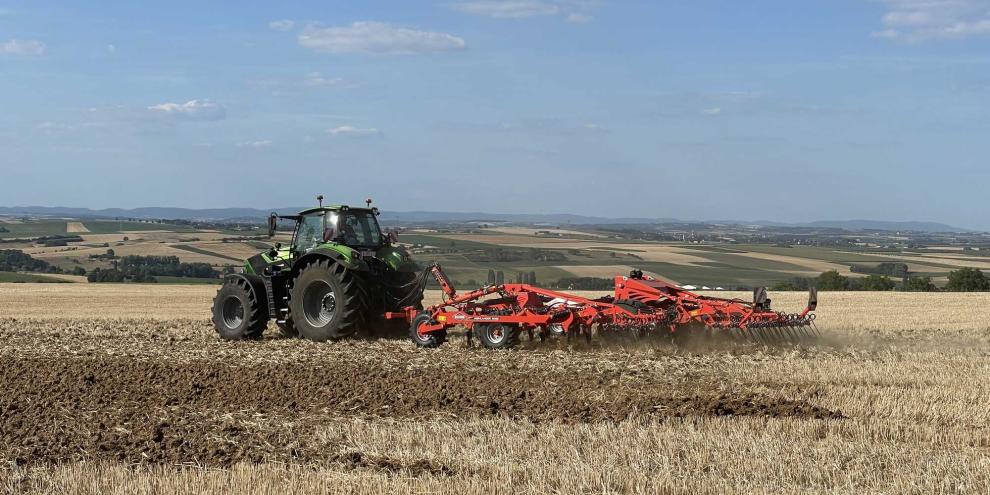 Der neue Highlander von Kuhn ist den Arbeitsbreiten 6 und 7,5 m verfügbar und für Traktoren von 180 bis 400 PS geeignet.