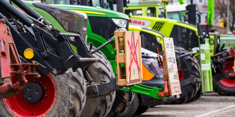 Nach einer Trecker-Blockade in Oldenburg wurde der Autofahrer, der einen Landwirt absichtlich angefahren hat, endgültig zu einer mehrjährigen Haftstrafe verurteilt. (Symbolbild)