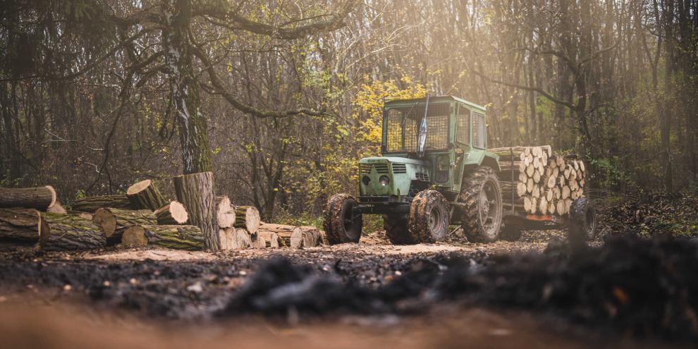 Bei Holzarbeiten unter dem eigenen Traktor eingeklemmt: Ein Landwirt musste nach einem Unfall von der Feuerwehr befreit werden. (SYMBOLBILD)