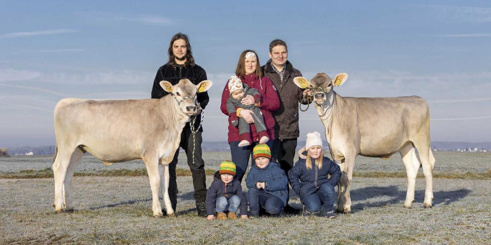 Kein Familienbild ohne Braunvieh: Michael Boxler (stehend, v. r.) mit Frau Monika und der kleinen Christiane sowie den Kindern (kniend, v. r.) Veronika, Georg und Sebastian sowie (stehend, l.) Thomas Kreusch, einem jungen Brasilianer, der seit letztem Jahr voll im Betrieb integriert ist.