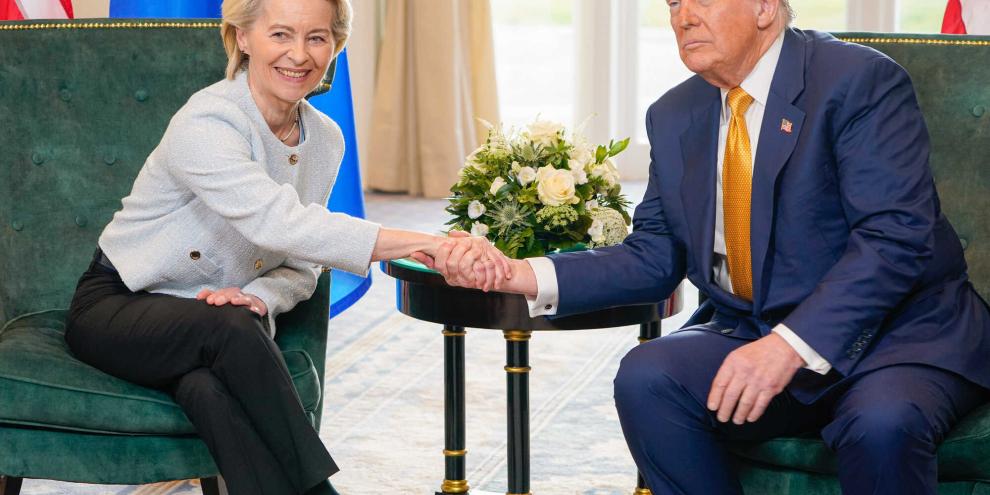 Ursula von der Leyen und Donald Trump schütten sich die Hände.
