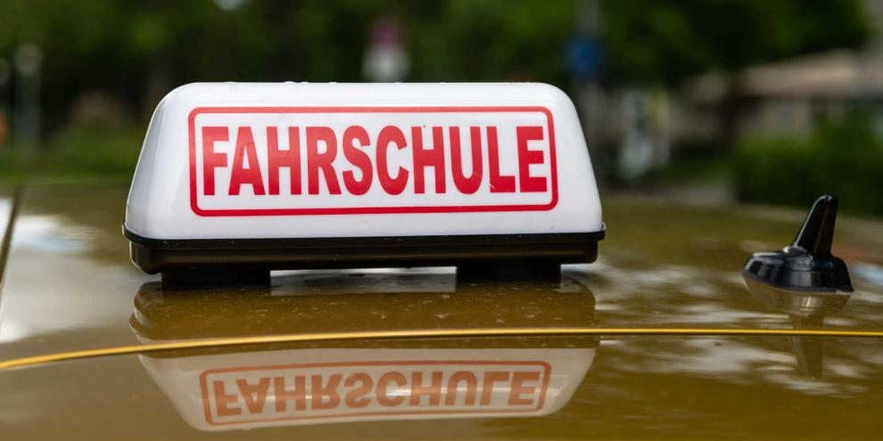 Ein Fahrschulauto wurde von einem Projektil getroffen.