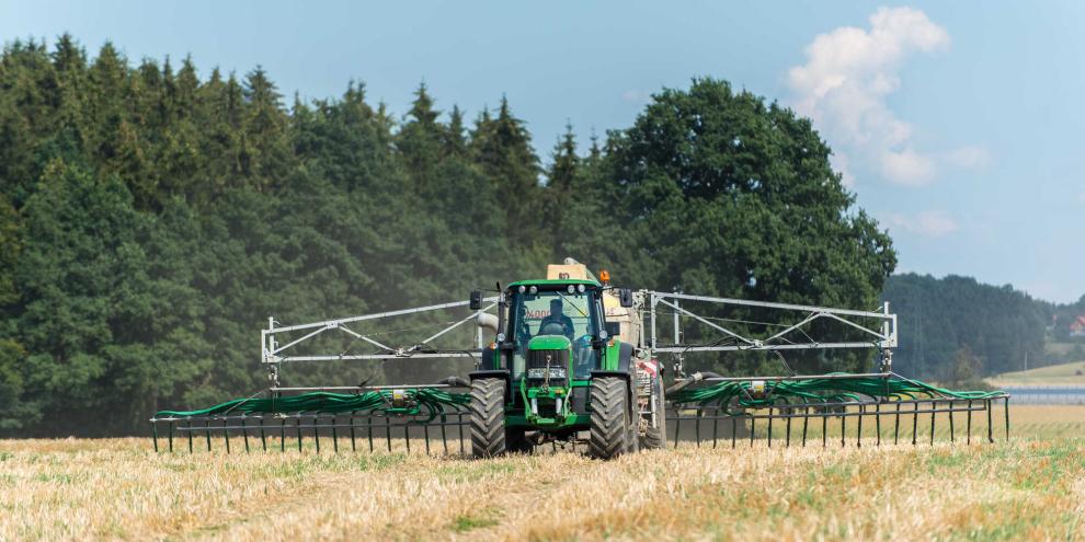 Gülleausbringung auf einem Feld