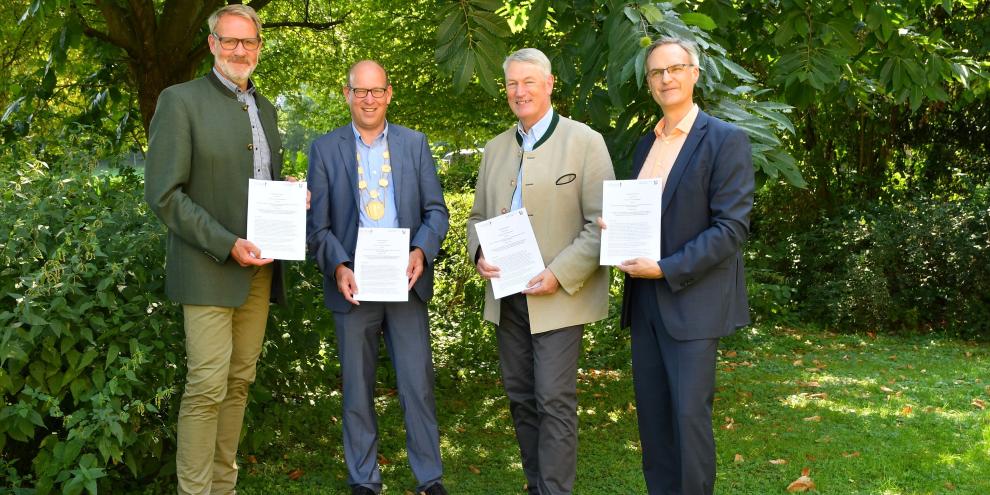 Die Absichtserklärung zur Gründung eines wissenschaftlichen Instituts für Ökosystemleistungen des Waldes in Arnsberg ist unterzeichnet.