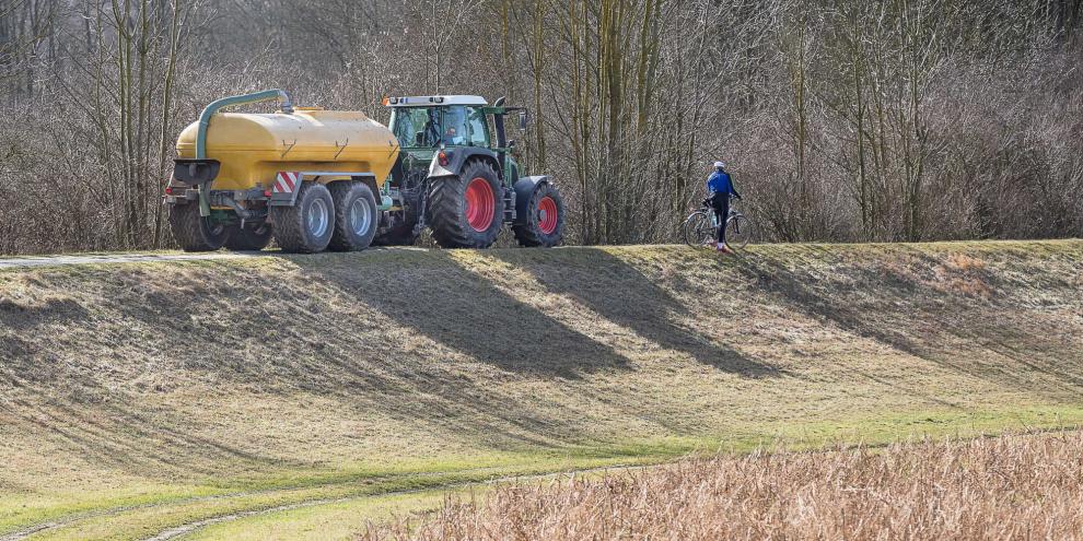 Landwirtschaftsweg-AdobeStock_246153303