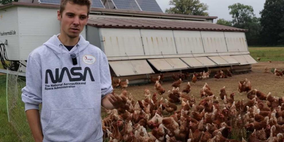 Niklas Jung hat sich einen rentablen landwirtschaftlichen Betrieb mit Legehennen im Mobilstall und Aquaponik aufgebaut - unter anderem.