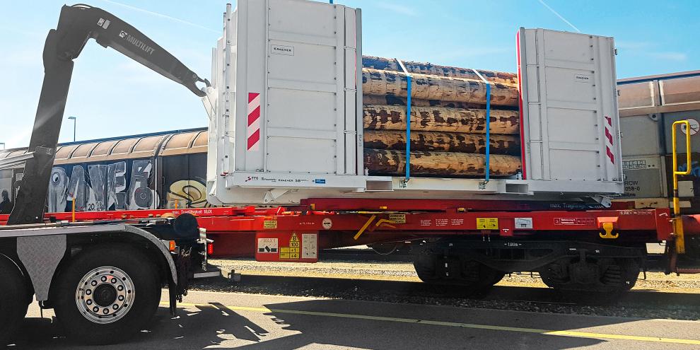 Der Abrollcontainer wird direkt vom Lkw auf die Bahn umgeladen.
