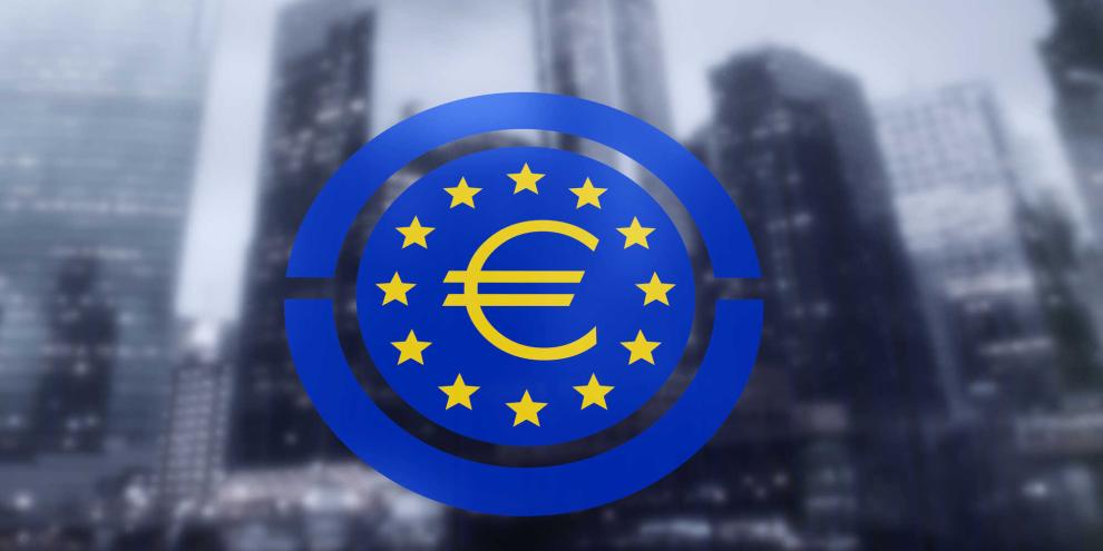Ein Euro-Zeichen vor der Frankfurter Skyline.