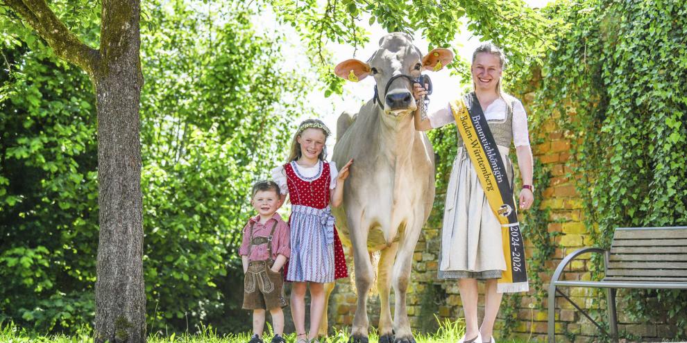Am 8. November findet in Bad Waldsee die Bundesjungzüchterschau fürs Braunvieh statt. Die Braunviehkönigin Lisa-Marie Renz, hier mit Lena und Lars Kling, freut sich auf viele Anmeldungen.