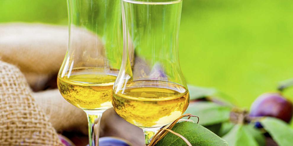 Pflaumen-Rezepte-Amaretto-aus-Pflaumenkernen_AdobeStock_89090812