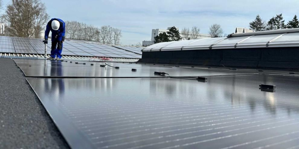 Diese PV-Leichtmodule haben, einzigartig in Deutschland, eine Front aus getempertem Glas.