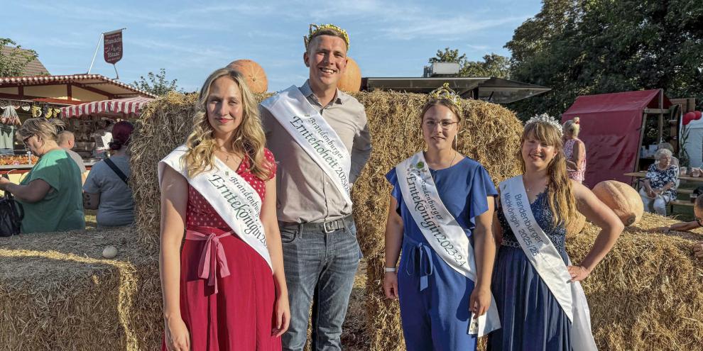 Erntehoheiten: Theresia Ruffert (Erntekönigin 2019-2022), Christian Braune (Erntehoheit 2025/2026), Pauline Hirschberg (Erntekönigin 2022-2024), Lara Vollbort (amtierende Milchkönigin, v.l.n.r.)