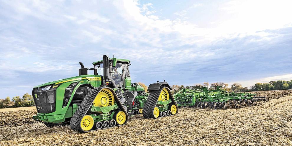 Mega-Invest für Mega-Maschinen: Der John Deere 9RX Großtraktor mit Bandlaufwerken.