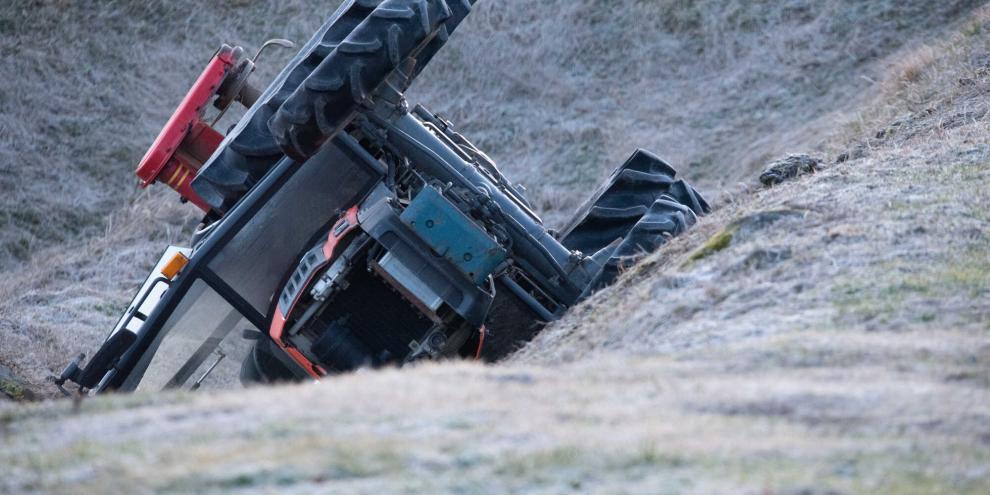 Ein umgekippter Traktor