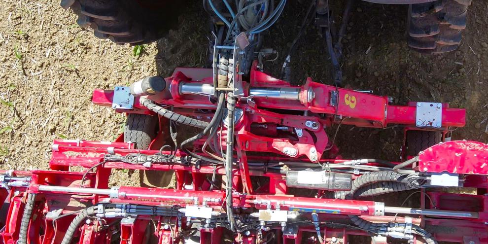 Traktor mit angebautem Hackgerät.