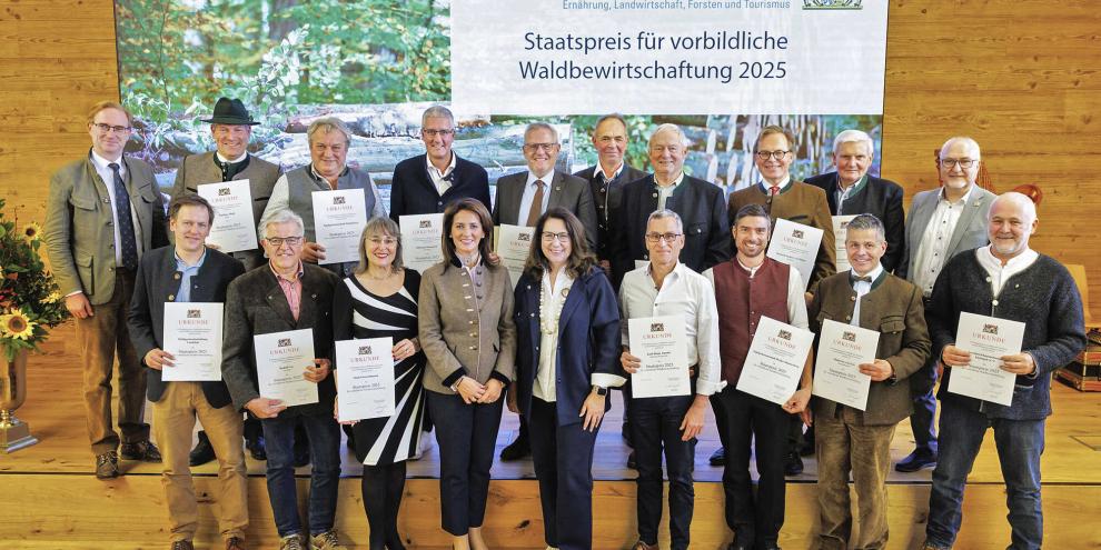 Strahlende Gesichter bei der Preisverleihung: An 15 Preisträger hat Staatsministerin Michaela Kaniber den Staatsehrenpreis für vorbildliche Waldbewirtschaftung verliehen.