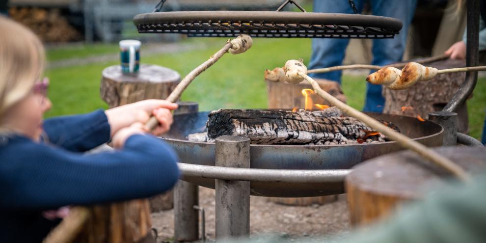Stockbrot zu rösten, ist für viele kleine Naturfreunde ein Highlight.