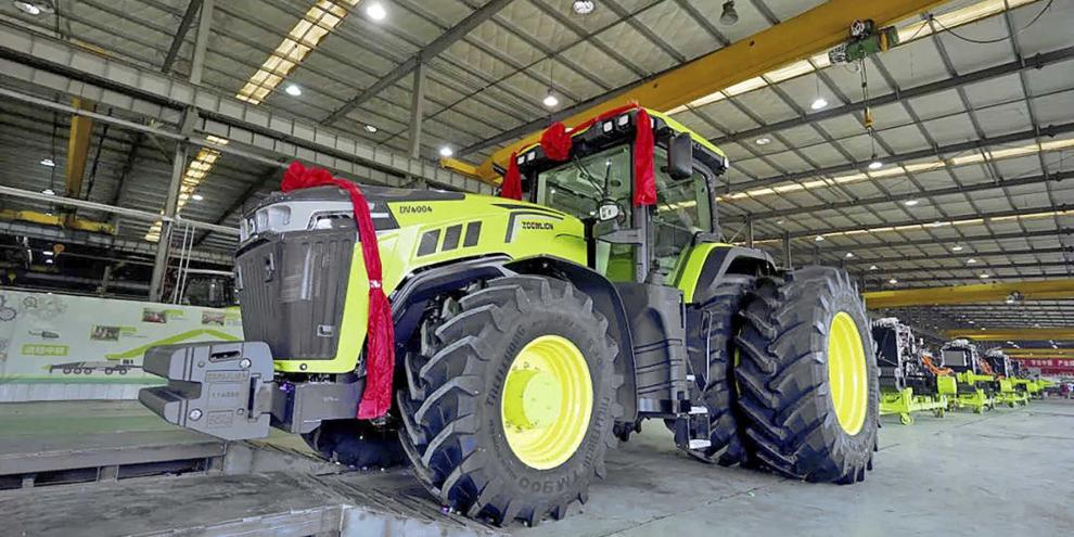 Mit 400 PS und Hybridantrieb: Großtraktor Zoomlion DV4004. Auf der Agritechnica soll nun ein weiteres Modell Europapremiere feiern, der DV7504. Der Modellbezeichnung nach zu urteilen, handelt es sich vermutlich um ein noch deutlich größeres Modell.