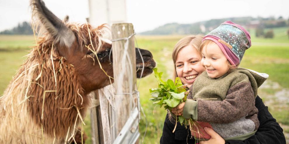 Tanja Hirl kombiniert Tierpflege mit Erziehung: Auf ihrem Hof in Niederbayern bietet sie eine innovative Kindertagespflege – ganz im Sinne der tiergestützten Pädagogik.