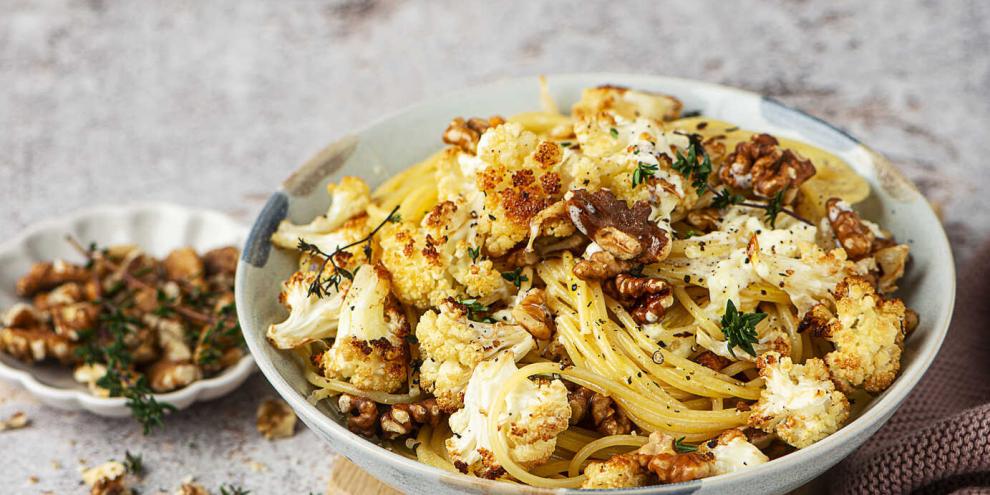 Diese Pasta hat beides: cremige Soße und Nuss-Crunch.